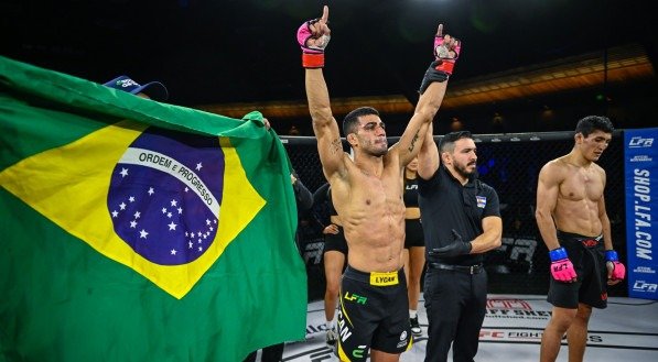 Lutador pernambucano, Caio Machado, celebrando vitória na LFA