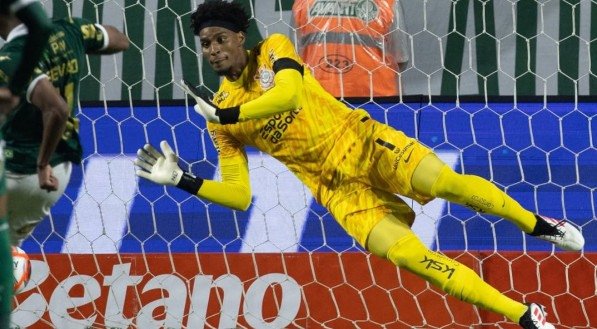 Hugo Souza defende de Estêvão em Corinthians x Palmeiras