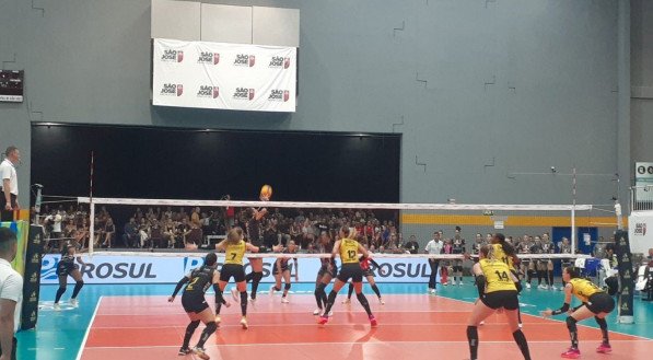 Sesi Bauru e Dentil Praia Clube disputaram a primeira semifinal da Copa Brasil de vôlei feminino nesta sexta-feira (07), em São José (SC)