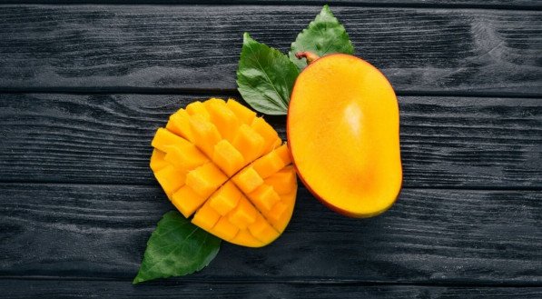 A manga é uma fruta repleta de nutrientes essenciais para a saúde (Imagem: YARUNIV Studio | Shutterstock) 