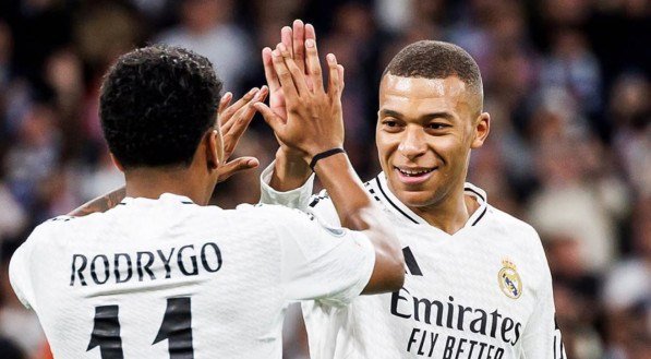 Mbappé cumprimenta Rodrygo em jogo do Real Madrid