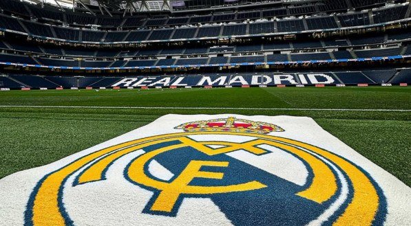 Escudo do Real Madrid no gramado do Estádio Santiago Bernabéu