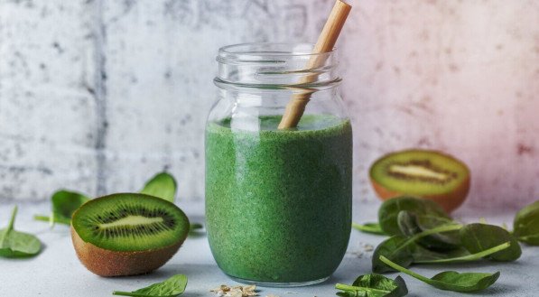 Suco de kiwi com espinafre (Imagem: ascalurmen | Shutterstock)