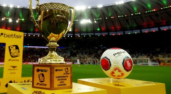 Troféu e bola do Campeonato Carioca 2022