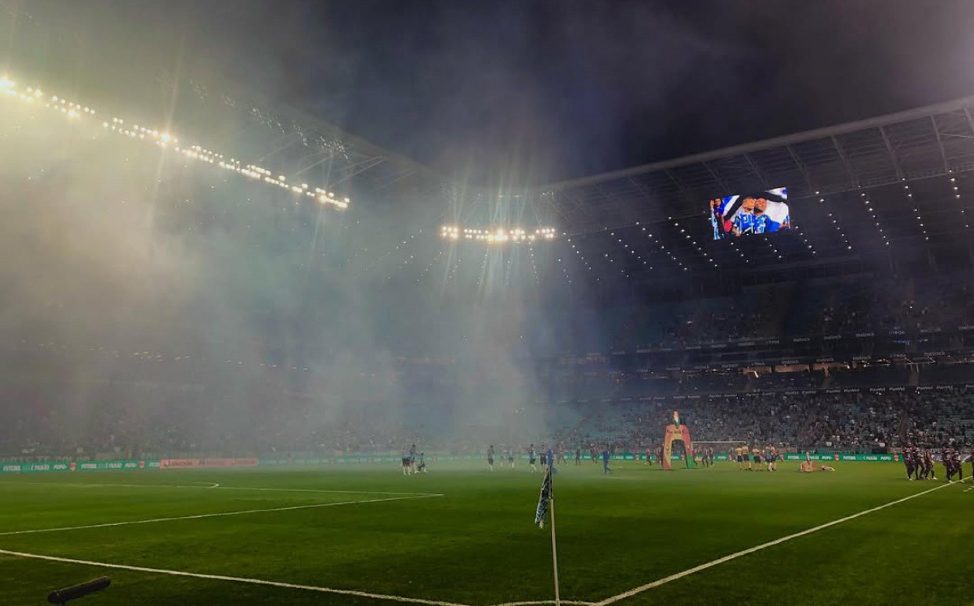 Festa da torcida Arena do Grêmio na entrada dos times Reprodução/Instagram