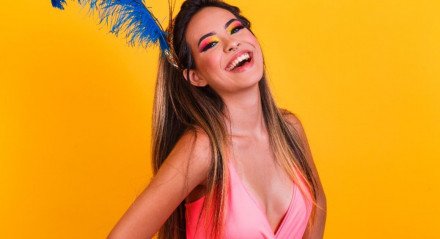 A maquiagem para o Carnaval deve aliar resistência, conforto e beleza (Imagem: Bernardo Emanuelle | Shutterstock)