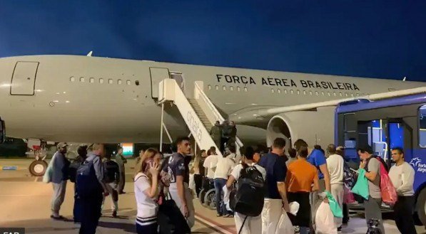 O segundo voo com brasileiros deportados pelos Estados Unidos chegou ao Brasil