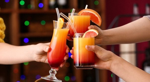 Drink arco-íris de Carnaval (Imagem: Pixel-Shot | Shutterstock)