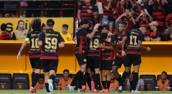 Time do Sport celebra gol marcado contra o Maguary pelo Campeonato Pernambucano