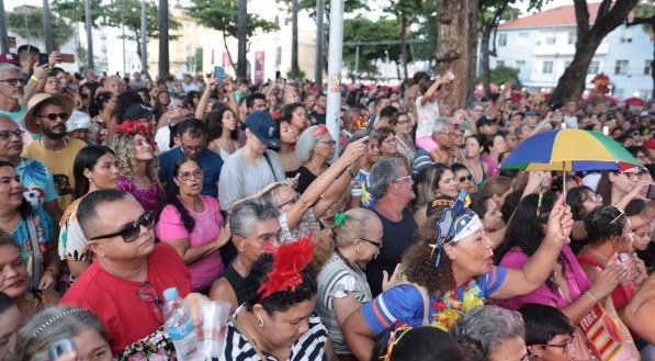 Dia do Frevo foi celebrado nas ruas do Recife com shows e cortejo de passistas, neste domingo (9)