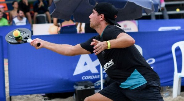 Atleta de Blumenau (SC) joga ao lado do italiano Federico Galeazzi no primeiro torneio do ano e decide troféu contra Michele Cappelletti e André Baran a partir das 10h com transmissão do Disney+ e do PlayBT