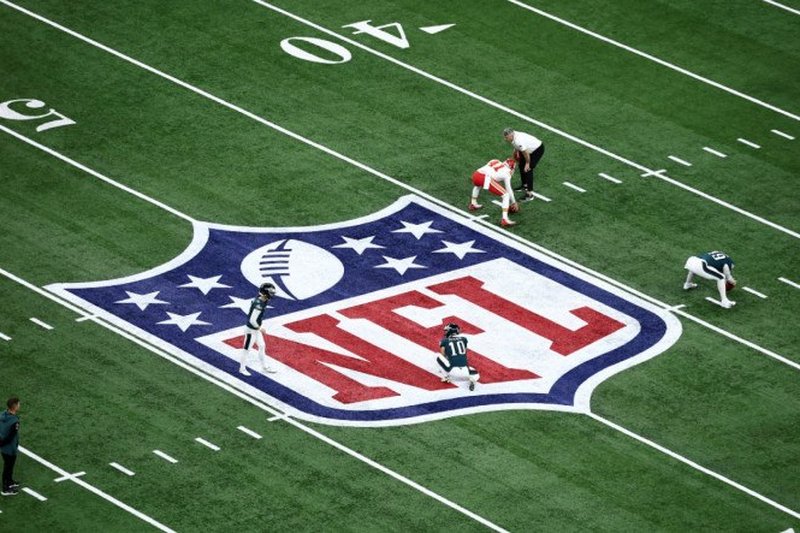 Gramado do Caesars Superdome com a marca da NFL