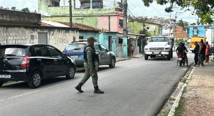 Imagem de agentes da polícia civil no local do crime