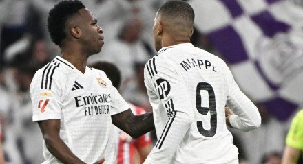 Vinicius Júnior e Mbappé em jogo do Real Madrid