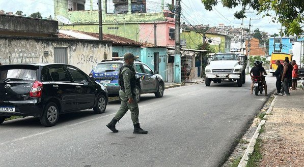 Imagem de agentes da polícia civil no local do crime