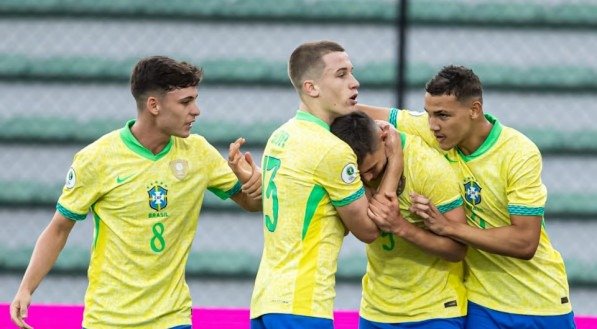 Seleção Brasileira comemora gol no Sul-Americano Sub-20