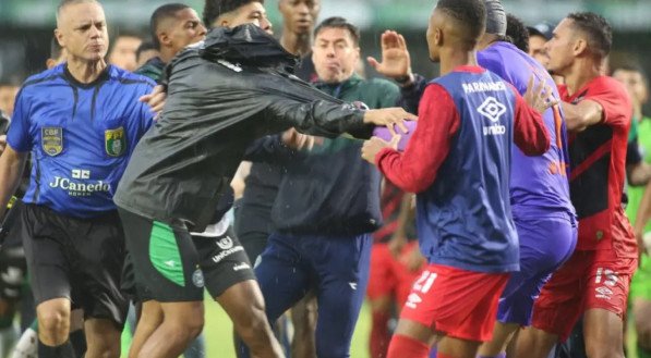 Cinco jogadores do Coxa haviam sido punidos por conta da confusão no Athletiba, realizado no último dia 25, além da perda do mando de campo.