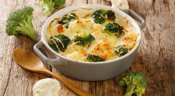 Brócolis e couve-flor gratinados com queijo (Imagem: AS Foodstudio | Shutterstock)