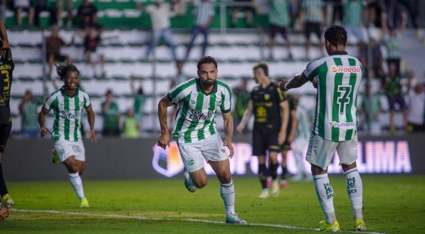 Gilberto celebra gol marcado com a camisa do Juventude, pelo Campeonato Gaúcho