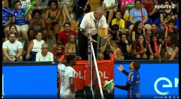 O ponteiro Willian Doardo protagonizou um lance inusitado contra o Vôlei Renata e Bruninho não gostou nada da ousadia do minastenista