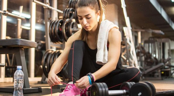 Alguns exercícios na academia podem ser feitos sem tênis (Imagem: Bojan Milinkov | Shutterstock)