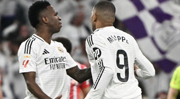 Vinicius Júnior e Mbappé em jogo do Real Madrid