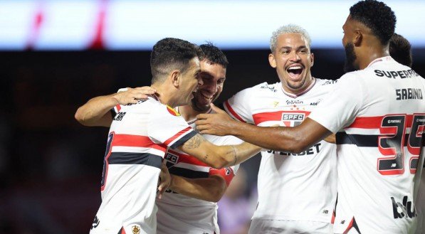 Jogadores do São Paulo abraçam Oscar após marcar pelo clube