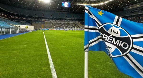 Bandeira de escanteio com as arquibancadas da Arena do Grêmio ao fundo