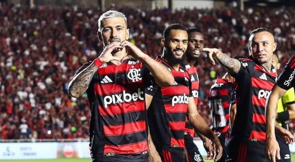 De Arrascaeta faz gesto de coração após marcar gol pelo Flamengo