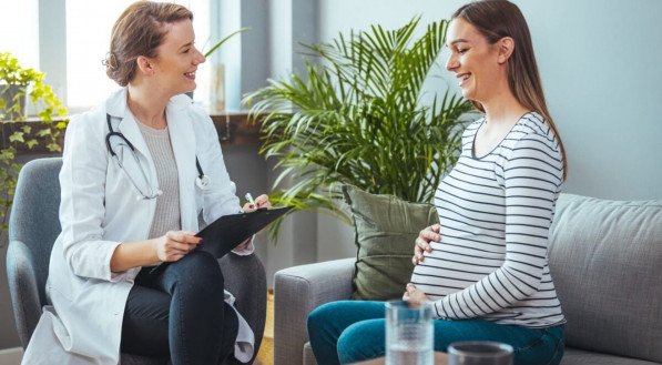 Varizes, inchaço e cansaço nas pernas afetam a qualidade de vida durante a gestação (Imagem: Dragana Gordic | Shutterstock)