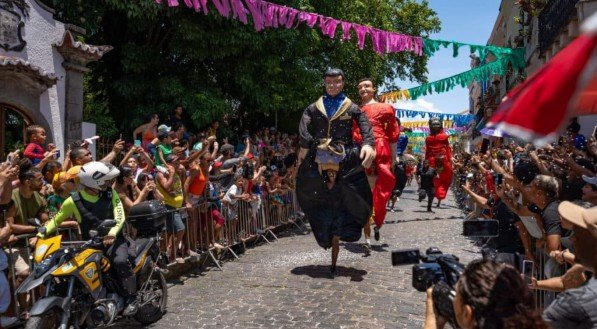 Imagem de Bonecos de Olinda correndo