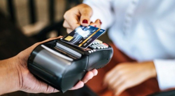 Juros do cart&atilde;o de cr&eacute;dito sobem a 449,9% ao ano