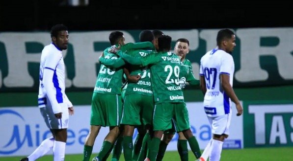 Jogadores da Chapecoense comemoram gol