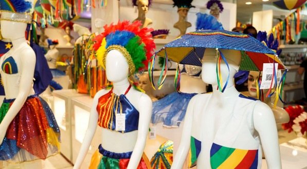 Imagem de fantasias carnavalescas vendidas no comércio