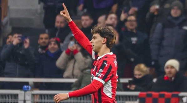 João Félix aponta para cima ao celebrar gol pelo Milan