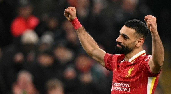 Salah com os braços abertos após marcar gol pelo Liverpool