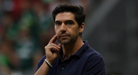 O técnico Abel Ferreira, do Palmeiras, pensativo em jogo do Campeonato Paulista