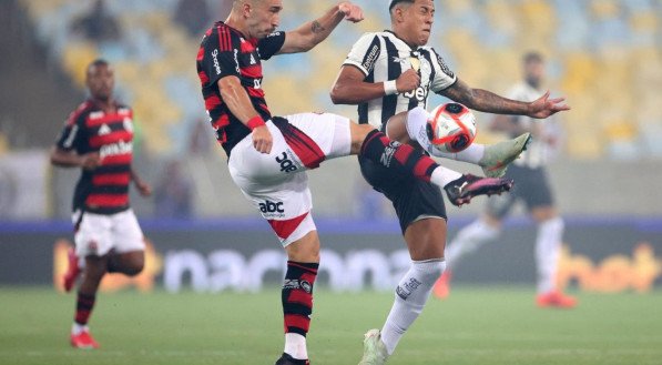 Flamengo vence o Botafogo, e vira líder do Campeonato Carioca