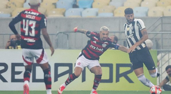 Botafogo e Flamengo se enfrentam pelo Campeonato Carioca e o Rubro-Negro leva a melhor e vence o Alvinegro pelo placar de 1 a 0