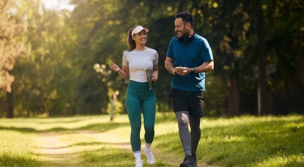 A caminhada é um exercício democrático que traz uma série de benefícios à saúde (Imagem: Drazen Zigic | Shutterstock)