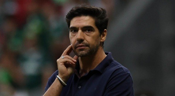 O técnico Abel Ferreira, do Palmeiras, pensativo em jogo do Campeonato Paulista