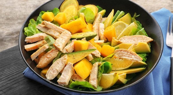 Salada de alface com frango e manga (Imagem: Africa Studio | Shutterstock)