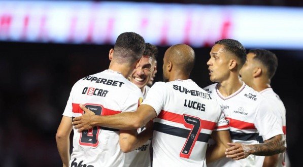 Oscar e Lucas abraçam outros jogadores do São Paulo