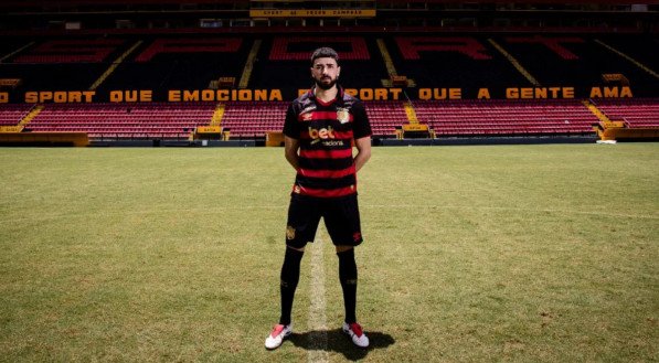 João Silva pousa com a camisa do Sport na Ilha do Retiro
