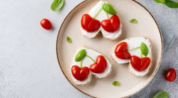 Torrada com tomate-cereja e cream cheese (Imagem: Alena_Kos | Shutterstock) 