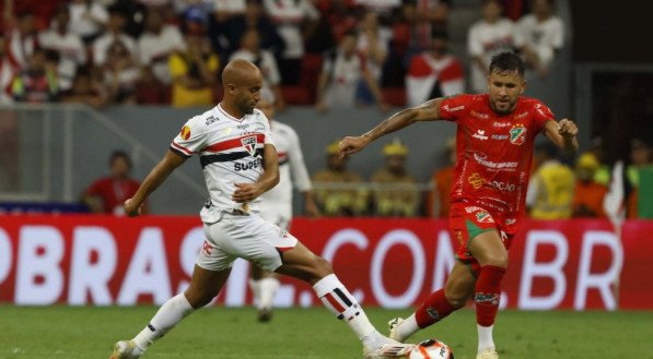 Tricolor chegou a estar três vezes na frente do placar, mas não conseguiu segurar a vitória; Time chegará pressionado para o clássico contra o Palmeiras 