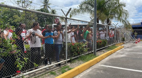 Torcida do Santa Cruz marcou presença no Aeroporto do Recife para receber o atacante Thiago Galhardo