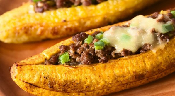 Banana-da-terra recheada com carne moída (Imagem: Ildi Papp | Shutterstock)