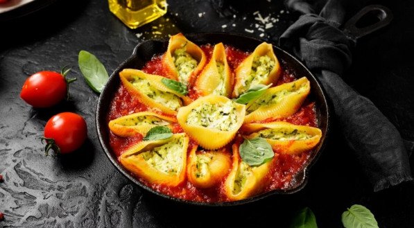 Conchiglione recheado com ricota e espinafre (Imagem: nelea33 | Shutterstock)