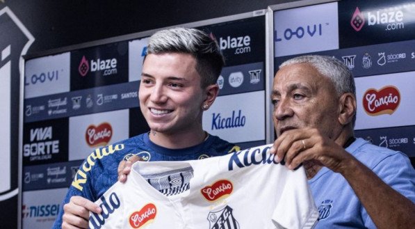 Álvaro Barreal, foi oficialmente apresentado nesta sexta-feira (14) como o mais novo camisa 22 do Santos.
